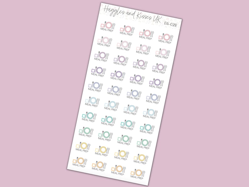 Pu&ograve; includere: Un foglio di 36 adesivi colorati con un design di piatto e forchetta. Ogni adesivo dice "Preparazione dei pasti" in testo nero.