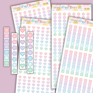 Könnte beinhalten: Ein Set mit pastellfarbenen Planer-Stickern in verschiedenen Formen, darunter Herzen, Kreise, Quadrate und Blumen. Die Sticker sind mit "Huggles and Kisses UK" beschriftet und haben die Produktcodes CB-010, CB-012 und CB-016.