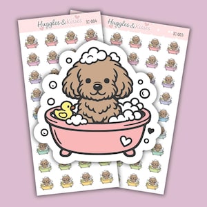 Könnte beinhalten: Zwei Stickerbögen mit rosa Hintergrund. Ein Bogen zeigt einen großen Aufkleber eines braunen Cartoon-Hundes in einer rosa Badewanne mit Blasen und einer gelben Quietscheente. Der andere Bogen hat kleinere Aufkleber desselben Hundes in einer Badewanne.