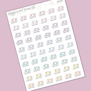 Pu&ograve; includere: Un foglio di 70 adesivi colorati con un design di piatto e posate. Ogni adesivo dice "Preparazione dei pasti" in testo nero.