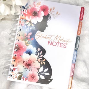 Könnte beinhalten: Ein spiralgebundenes Notizbuch mit einem Blumendesign und einer Silhouette einer schwangeren Person. Das Notizbuch hat Registerkarten mit den Bezeichnungen "Antenatal", "Intrapartum", "Postnatal", "Medikamente", "Kontakte" und "Ressourcen". Das Notizbuch trägt den Titel "Studenten-Hebammen-Notizen".