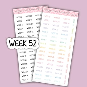 Könnte beinhalten: Zwei Stickerbögen mit Wochenplaner-Etiketten. Die Aufkleber sind mit den Wochen des Jahres beschriftet, von Woche 1 bis Woche 52. Die Aufkleber sind in verschiedenen Farben gehalten, mit dem Text "Week 52" auf einem separaten Aufkleber.