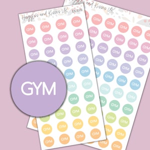 Könnte beinhalten: Ein Blatt mit bunten Aufklebern, auf denen jeweils das Wort "GYM" steht. Die Aufkleber sind in verschiedenen Pastellfarben, darunter Rosa, Blau, Grün und Gelb.