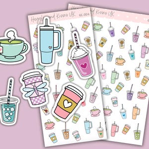 Könnte beinhalten: Eine Bogen mit Aufklebern mit verschiedenen bunten Illustrationen von Kaffeetassen, Teetassen und anderen Getränken. Die Aufkleber sind perfekt, um Planern, Tagebüchern und anderen Papierwaren einen Hauch von Verspieltheit zu verleihen.