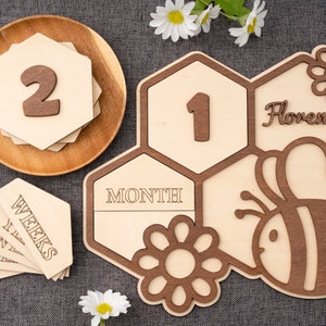 Abeja de hito mensual del bebé. Conjunto de letreros mensuales para bebés Abeja. Hola, mundo, señal mensual, para, niña. Hito mensual de accesorios para fotos de recién nacidos