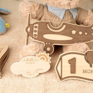 Avion vintage pour bébé, Milestone mensuel. Ensemble De Signes Mensuels Pour Bébé. Bonjour tout le monde signe mensuel. Jalon mensuel des accessoires photo pour nouveau-nés.