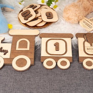 Train d'étape mensuel pour bébé. Modèle De Train De Jeu De Signes Mensuels Pour Bébé. Bonjour tout le monde signe mensuel pour bébé. Jalon mensuel des accessoires photo pour nouveau-nés.