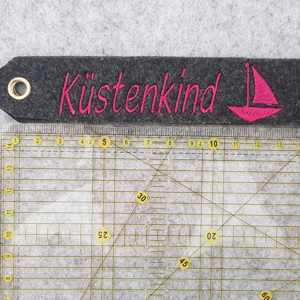 Datei für Stickmaschine, Süße Stickdatei,Schriftzug,Küstenkind,Segelboot, 2,7x10cm, 2870 Stiche, 1 Farbe ,Formate: pes, hus, jef, vip, exp