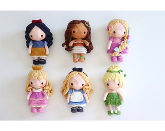 Puede incluir: Seis muñecas de crochet vestidas como princesas de Disney. Las muñecas llevan todas vestidos de diferentes colores y tienen diferentes peinados. Las muñecas miden todas aproximadamente 25 cm de alto.