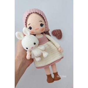 Patrón inglés de muñeca Helen con regalo de conejo