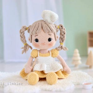 Virkad sittande kockdocka Lora-mönster till engelsk-fransk stil