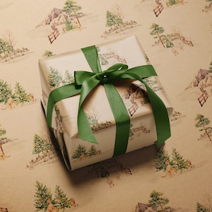 Carta da regalo ecologica per Natale con cani e anatre invernali / Carta da regalo riciclata con animali giocosi ad acquerello in un campo di neve