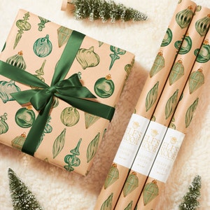 Carta da regalo ecologica per Natale con ornamenti verdi vintage / Carta da regalo riciclata e sostenibile per decorazioni natalizie classiche