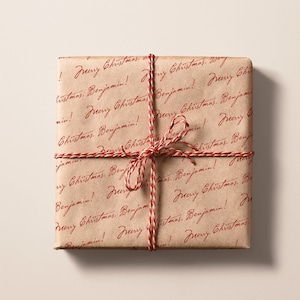 Carta da regalo ecologica natalizia personalizzata / Messaggio personalizzato di Buon Natale con nome su rotoli di carta da regalo sostenibile riciclata