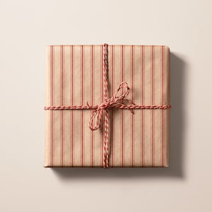 Carta da regalo ecologica a strisce rustiche rossa / Carta da regalo natalizia riciclata e sostenibile per decorazioni natalizie in stile fattoria vintage
