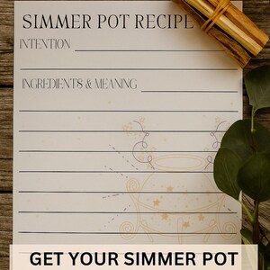 Könnte beinhalten: Ein beigefarbenes Simmer Pot Rezeptblatt mit Linien für Absicht und Zutaten. Der Text "Get Your Simmer Pot Recipe on Etsy Now!" steht unten. Ein Bündel Holzstäbchen und eine brennende Kerze befinden sich in der Nähe.
