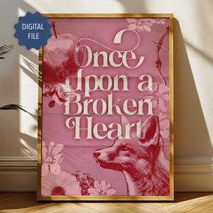 Peut inclure: Impression numérique encadrée avec un fond rose et le texte "Once Upon a Broken Heart" en blanc. L'image présente un renard roux, des fleurs et une pomme. Le cadre est doré.