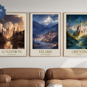 Peut inclure: Trois affiches de ville fantastique avec un cadre doré. La première affiche est intitulée "Lunathion, Crescent City" et représente une ville avec de grands bâtiments et une rivière. La deuxième affiche est intitulée "Velaris, City of Starlight" et représente une ville avec une montagne en arrière-plan. La troisième affiche est intitulée "Orynth, Demain" et représente un château avec un arc-en-ciel dans le ciel.