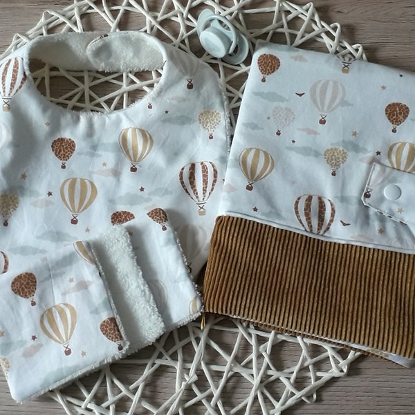 Cadeau de naissance : bavoir, protège carnet de santé, lingettes lavables en coton imprimé montgolfières , velours, éponge bambou