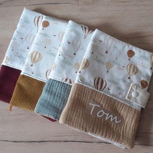 Protège carnet de santé personnalisé en coton imprimé montgolfières, double gaze ou velours, cadeau de naissance, cadeau unique