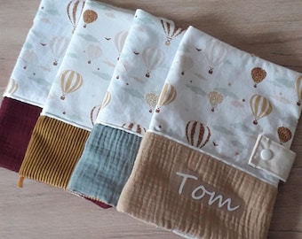 Protège carnet de santé personnalisé en coton imprimé montgolfières, double gaze ou velours, cadeau de naissance, cadeau unique