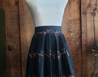 Vintage apron Black with pink flowers pleats throughout