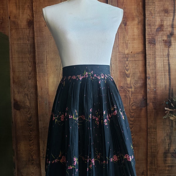Vintage apron Black with pink flowers pleats throughout