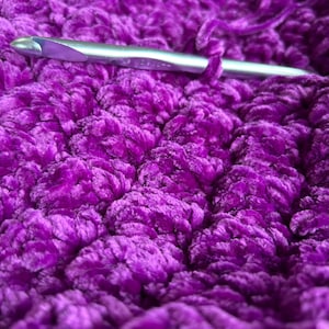 Handgemachte Chenille Häkeldecke: Dunkelviolette Chunky Afghan