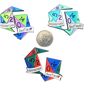 Äventyrsbästis D&D tärningsnålar, 3 färger, få 1 eller alla 3! 2-delat set, 5 cm, Dungeons and Dragons tärningsnålar, unik present till din vän