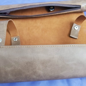Natuurlijke beige rolmat voor dobbelstenen, camelkleurige fluwelen voering en cilindercompartiment met rits, dobbelstenen, aanpasbare dobbelsteenmat, RPG-accessoire voor tafelblad