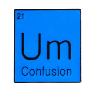 Könnte beinhalten: Ein blaues Quadrat mit schwarzem Rand und dem Text "21 Um Confusion" darin.
