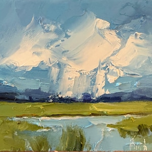 K&ouml;nnte beinhalten: Ein originales &Ouml;lgem&auml;lde, das eine Landschaft mit einem Himmel aus wei&szlig;en und blauen Wolken zeigt. Der Vordergrund zeigt ein gr&uuml;nes Feld und ein Gew&auml;sser. Das Kunstwerk ist in der unteren rechten Ecke signiert.