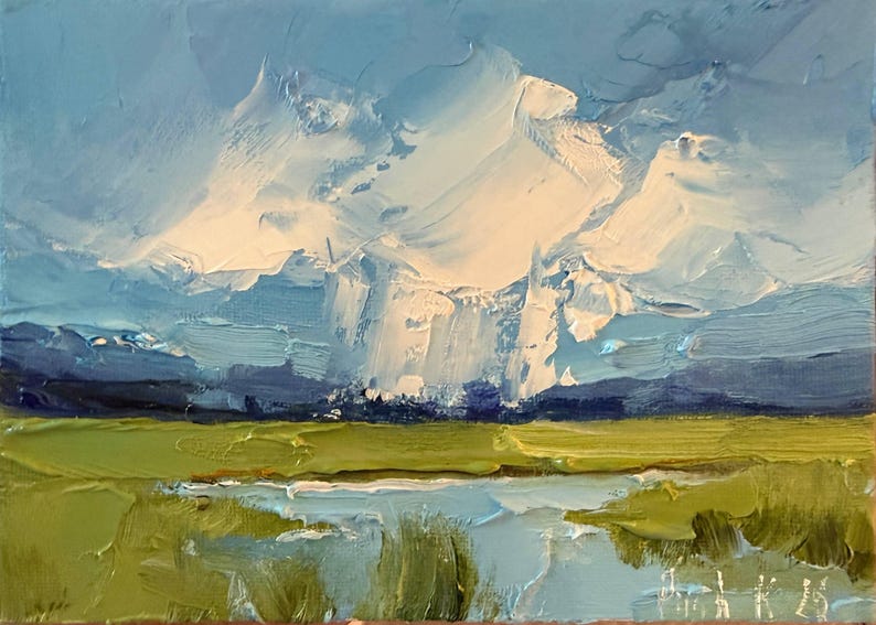 K&ouml;nnte beinhalten: Ein originales &Ouml;lgem&auml;lde, das eine Landschaft mit einem Himmel aus wei&szlig;en und blauen Wolken zeigt. Der Vordergrund zeigt ein gr&uuml;nes Feld und ein Gew&auml;sser. Das Kunstwerk ist in der unteren rechten Ecke signiert.