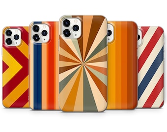 Könnte beinhalten: Vier verschiedene iPhone-Hüllen mit geometrischen Mustern. Die Hüllen zeigen ein rotes und gelbes Chevron-Muster, ein blaues und oranges Streifenmuster, ein braunes und oranges Sonnenstrahlenmuster und ein rotes und blaues Streifenmuster.