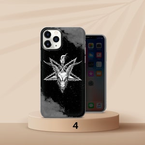 K&ouml;nnte beinhalten: Schwarze und wei&szlig;e Handyh&uuml;lle mit einem Baphomet-Motiv. Die H&uuml;lle hat einen dunklen, sternen&uuml;bers&auml;ten Hintergrund mit Marmoreffekt. Ein weiteres Telefon ist neben der H&uuml;lle auf einem kleinen, runden St&auml;nder zu sehen.
