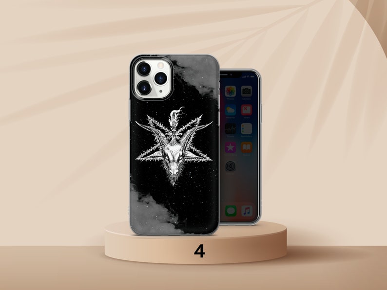 K&ouml;nnte beinhalten: Schwarze und wei&szlig;e Handyh&uuml;lle mit einem Baphomet-Motiv. Die H&uuml;lle hat einen dunklen, sternen&uuml;bers&auml;ten Hintergrund mit Marmoreffekt. Ein weiteres Telefon ist neben der H&uuml;lle auf einem kleinen, runden St&auml;nder zu sehen.