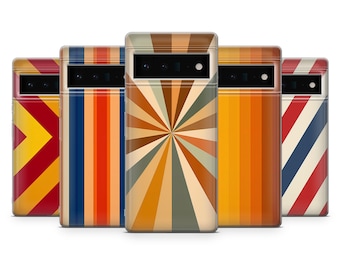 Può includere: Cinque custodie per telefono diverse con design di ispirazione retrò. Le custodie presentano motivi geometrici in tonalità di rosso, giallo, blu, arancione e marrone.