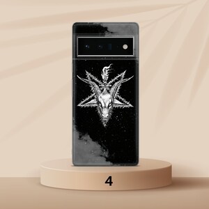 Może przedstawiać: Czarne etui na telefon z białym motywem głowy kozy i pentagramu. Etui ma czarne tło z białymi gwiazdami.