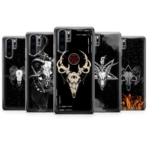 Może przedstawiać: Zestaw sześciu etui na telefon z r&oacute;żnymi czarno-białymi wzorami graficznymi przedstawiającymi czaszki, kozy i pentagramy. Etui są przezroczyste i pozwalają zobaczyć kolor telefonu przez wz&oacute;r.