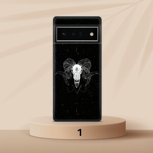 Może przedstawiać: Czarne etui na telefon z białym wzorem czaszki barana na czarnym tle z gwiazdami.