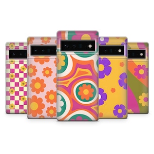 Puede incluir: Cinco fundas para teléfono diferentes con diseños de inspiración retro. Las fundas presentan una variedad de colores y patrones, incluyendo rosa, naranja, amarillo, verde y morado. Las fundas están todas hechas de plástico transparente y tienen un acabado brillante.