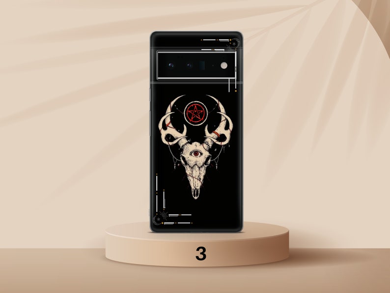Może przedstawiać: Czarne etui na telefon z wzorem białej czaszki jelenia i poroża. Czaszka ma czerwony pentagram i jedno oko w środku. Tło jest czarne z białym geometrycznym wzorem.