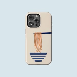 Puede incluir: Funda de teléfono con fondo beige. Ilustración minimalista de fideos levantados por palillos azules sobre un cuenco azul y blanco. Los fideos son de color naranja cálido.
