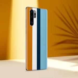 K&ouml;nnte beinhalten: Eine Handyh&uuml;lle mit einem gestreiften Design in Orange, Wei&szlig; und Blau. Die H&uuml;lle hat einen Kameraausschnitt und einen schwarzen Rand.