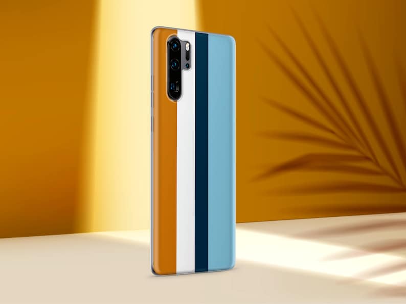 K&ouml;nnte beinhalten: Eine Handyh&uuml;lle mit einem gestreiften Design in Orange, Wei&szlig; und Blau. Die H&uuml;lle hat einen Kameraausschnitt und einen schwarzen Rand.