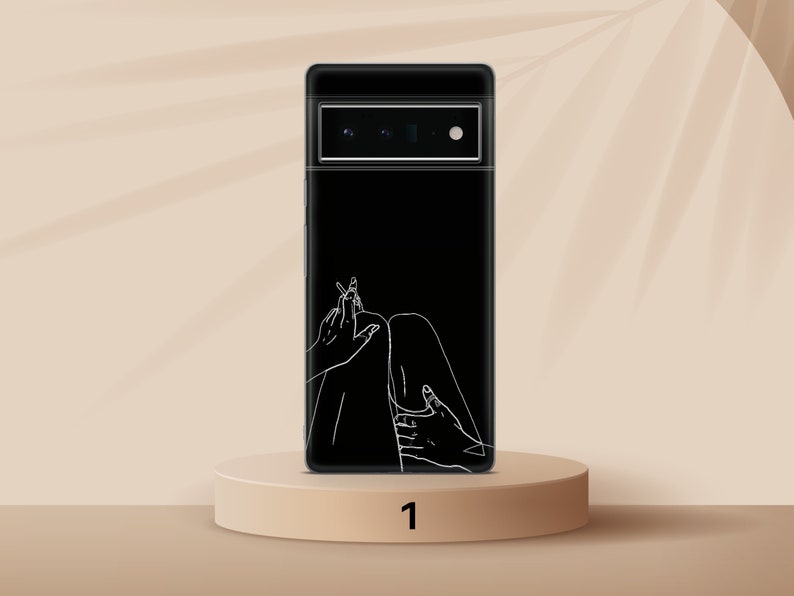 Puede incluir: Una funda de tel&eacute;fono negra con un dibujo de l&iacute;nea blanca de las piernas y las manos de una persona. La funda del tel&eacute;fono tiene una lente de c&aacute;mara negra.