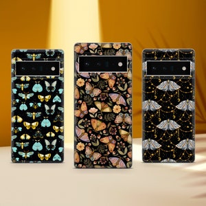 Puede incluir: Tres fundas para teléfono con diferentes diseños de mariposas. La primera funda tiene un patrón de mariposa azul y dorada. La segunda funda tiene un patrón floral con mariposas. La tercera funda tiene un patrón de mariposa negro y dorado con estrellas.