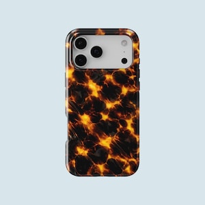 Puede incluir: Una funda para smartphone con un diseño de carey. La funda presenta un borde negro y un patrón repetido de formas marrón oscuro y amarillo-anaranjado. Las lentes de la cámara y el flash son visibles en la parte superior.