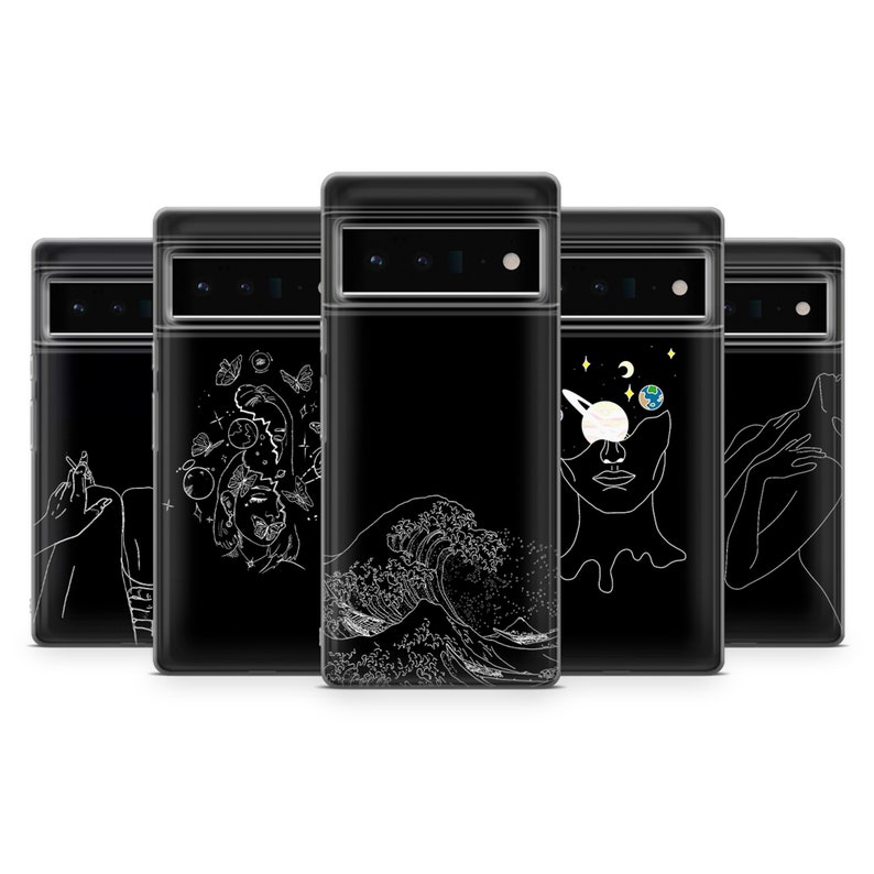 Puede incluir: Cinco fundas de tel&eacute;fono negras con diferentes dise&ntilde;os de l&iacute;neas blancas. Los dise&ntilde;os incluyen una ola, una cara con un planeta en el ojo, una mano sosteniendo una flor, una mujer con mariposas y una mujer con los brazos cruzados.