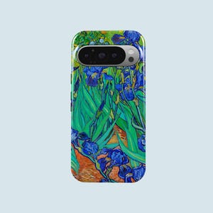 Può includere: Custodia per telefono con un dipinto di iris blu e foglie verdi, nello stile di Vincent van Gogh. L'opera presenta pennellate visibili e una vivace tavolozza di colori. La custodia ha una finitura lucida.